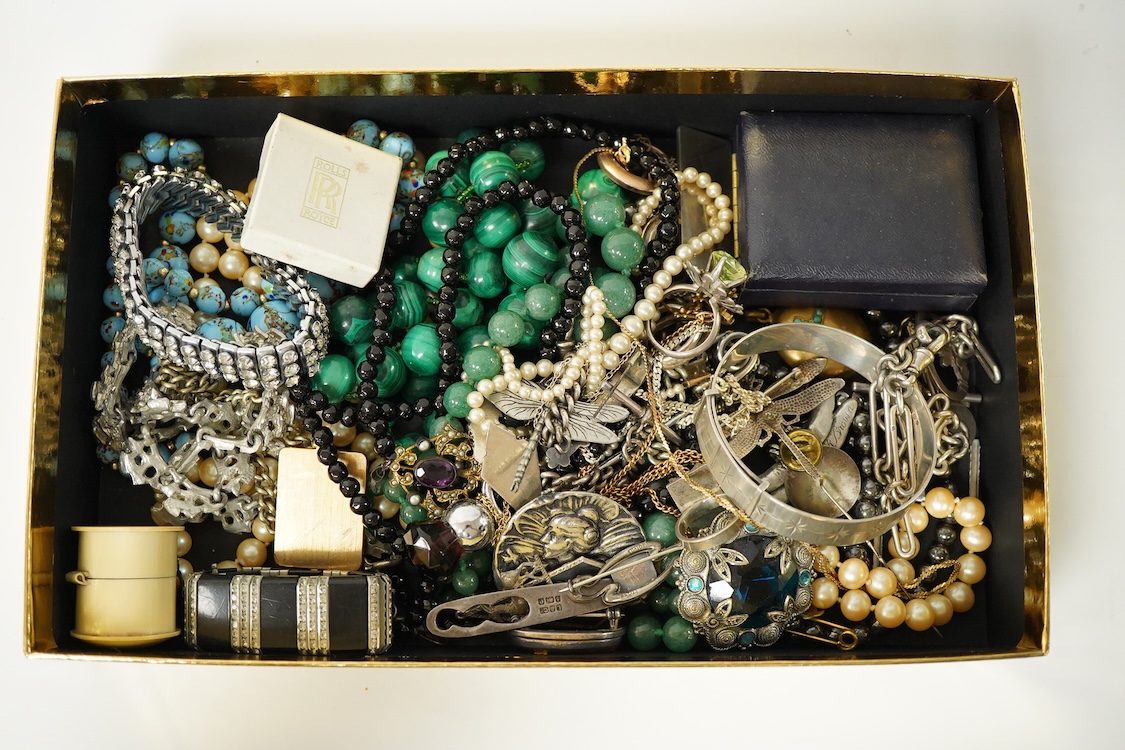 A quantity of assorted jewellery including costume, a 9ct gold fine link chain, malachite bead necklace, amethyst set white metal dragonfly brooch, two silver alberts and a silver hinged bangle, silver sweethearts brooch